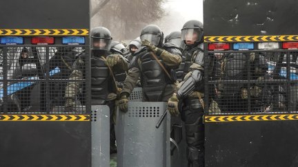 Varios policías cargan contra manifestantes en Almaty, Kazajistán. / EFE