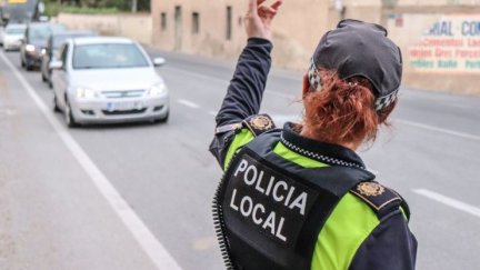 Imagen de archivo de una agente de la Policía Local de Zaragoza.