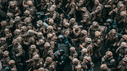 Policías antidisturbios vigilan una calle en Almaty. / EFE