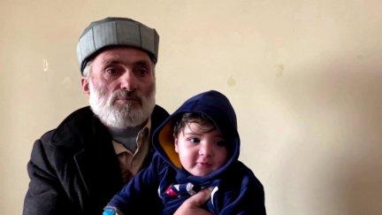 El pequeño Sohail se reencuentra con su abuelo. / Reuters