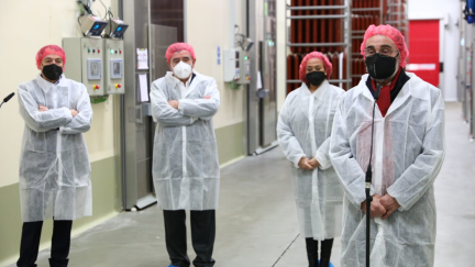 El presidente de Aragón, Javier Lambán, durante una visita a una industria cárnica. / Gobierno de Aragón.