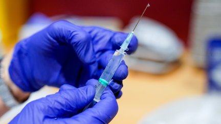 Un trabajador sanitario prepara una dosis de la vacuna de Pfizer-BioNTech contra la COVID-19. / Europa Press.