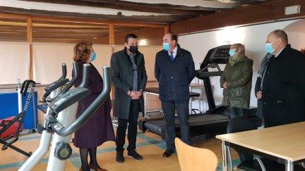 La consejera, durante su visita al centro Social de Gea de Albarracín. / Foto: Gobierno de Aragón