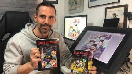 José Antonio Bernal posa con los dos libros de 'Juan sin móvil'.
