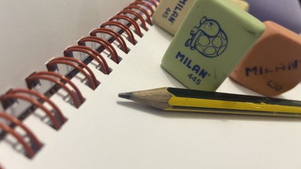 Varias gomas de borrar de la marca Milan.