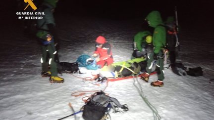 Momento del rescate del montañero herido. / Foto: Guardia Civil