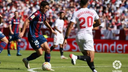 Pablo Martínez durante un encuentro con el Levante.