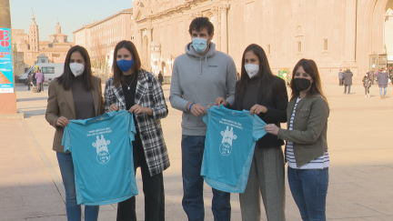 Las hermanas Sánchez Alayeto posan con la camiseta del Torneo tras la presentación.