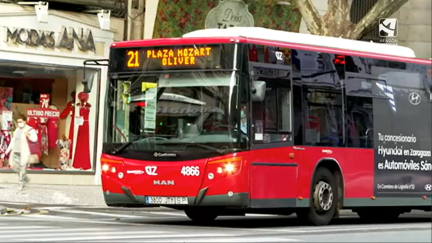 Un autobús de la línea 21 a su paso por el Coso en Zaragoza.