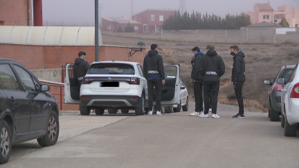 Los jugadores del CV Teruel abandonan el pabellón de Los Planos tras los test de esta mañana.