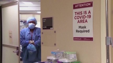 Una sanitaria en el área Covid de un hospital en Arkansas, Estados Unidos.