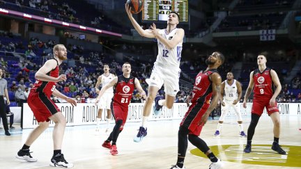Carlos Alocén entra a canasta ante la mirada de los jugadores de Casademont Zaragoza.