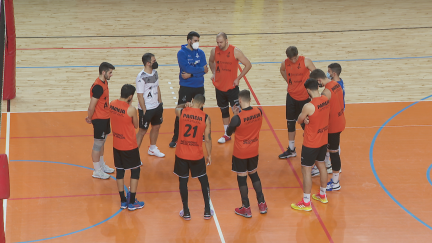Miguel Rivera y un ayudante han trabajado esta tarde con los únicos nueve jugadores disponibles para el duelo europeo.