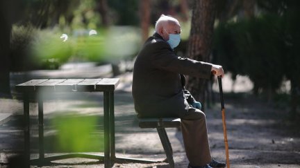 Un anciano con mascarilla descansa en un parque. / Europa Press.