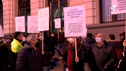Concentración este lunes de trabajadores de Saica en la Plaza de España de Zaragoza.