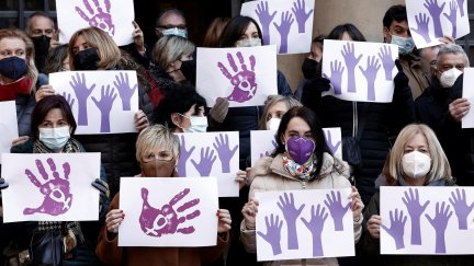 Concentración celebrada la semana pasada en Pamplona en repulsa del asesinato en Tudela de Sara Pina. (EFE).