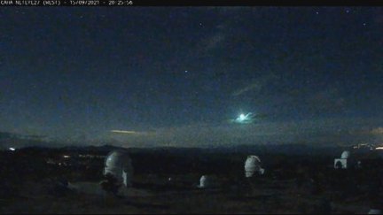 Destello de un cuerpo celeste en medio de la noche.