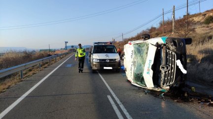 El vehículo ha acabado junto a una de las cunetas / Guardia Civil Huesca.