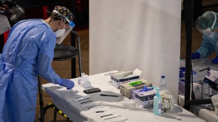 Un sanitario prepara los test de antígenos rápido. (Foto: Europa Press)