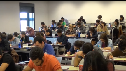 Un grupo de candidatos al MIR durante la prueba de 2017, en la Facultad de Educación de Zaragoza. / Foto: Academia CTO