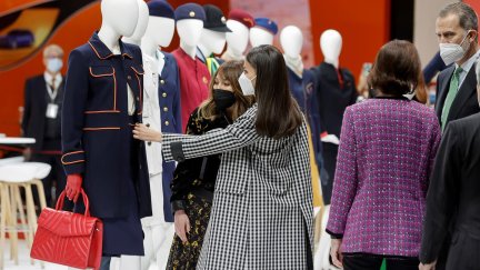La reina Letizia visita el estand de Iberia en la jornada inaugural de la 42 edición de Fitur. (EFE/Emilio Naranjo).
