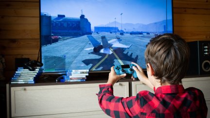 Un niño, frente al televisor jugando a un videojuego. / Pixabay