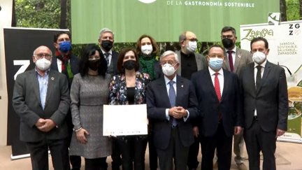 Sara Fernández, en el centro, junto a varios representantes de la delegación este jueves en FITUR.