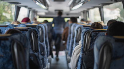 Pasajeros durante un viaje en autobús. / Canva.