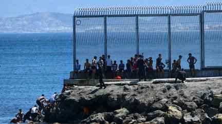 Imagen archivo de un grupo de migrantes marroquíes en las inmediaciones de la valla de Ceuta en mayo de 2021./ Foto: Europa Press