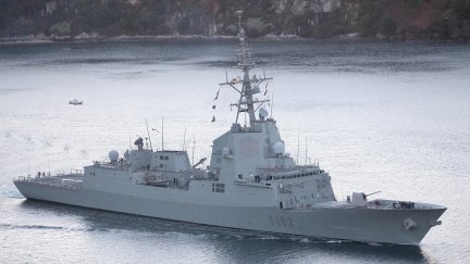 Momento en que la fragata 'Blas de Lezo' parte desde Ferrol.
