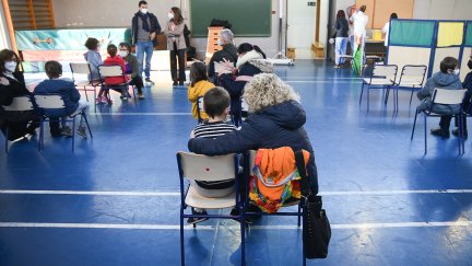 Varios niños esperan para recibir la vacuna contra la COVID-19. / Jorge Gil - Europa Press