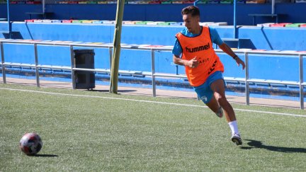 Javi Valdés, en un entrenamiento con el CD Ebro esta temporada.
