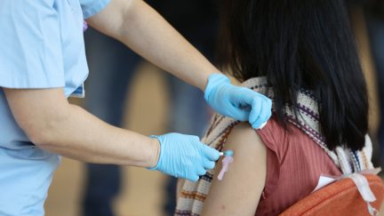 Una sanitaria, poniendo la vacuna contra la COVID-19. / Foto: EP