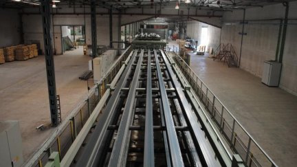 Imagen del interior de las naves municipales que ocupará la empresa. / Foto: Ayto. Calatayud