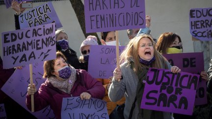 Vecinos y vecinas de la localidad navarra de Tudela, protestan ante el Juzgado. / Foto: EFE