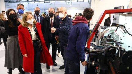 Nadia Calviño, vicepresidenta primera del Gobierno, en su visita al IES La Puebla de Alfinden. / Gobierno de Aragón