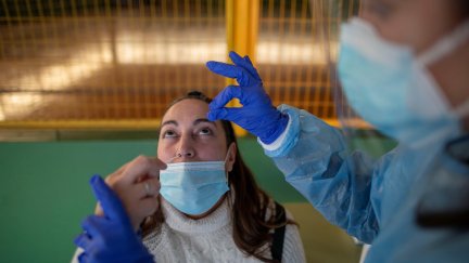 Una enfermera realiza un test de antígenos. | EFE
