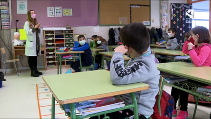 Una maestra imparte clase en un centro educativo.