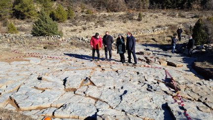El consejero Felipe Faci, durante su visita al yacimiento de El Castellar. / Foto: Gobierno de Aragón