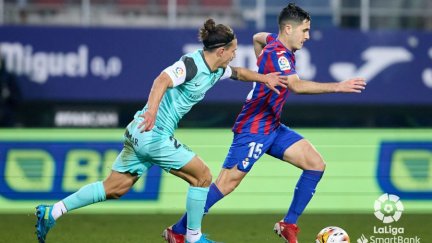 Seoane, autor del gol oscense, persigue a Tejero en una acción del encuentro.