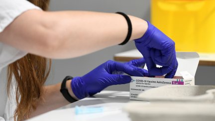Una enfermera prepara una dosis de la vacuna AstraZeneca. / Foto: EFE.