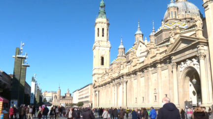 Los zaragozanos acuden a la plaza del Pilar en el día de San Valero.