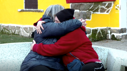 La secretaria general del Centro de Solidaridad, Elena Palacio, abraza a una de sus asistentes, Carmen.