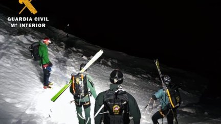 Momento del rescate de la esquiadora herida. | Guardia Civil de Huesca