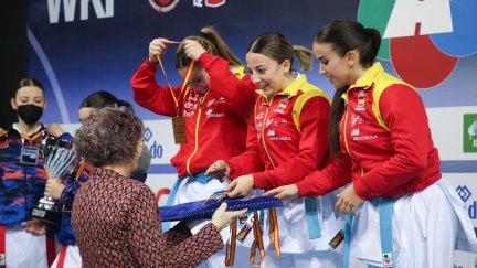 Raquel Roy, a la derecha de la imagen, recoge la medalla de oro de las Karate 1 Series A.