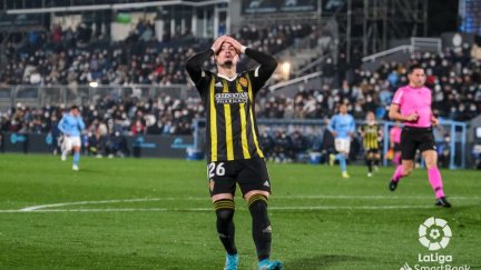 Borja Sáinz se lamenta tras una acción del encuentro en Ibiza.