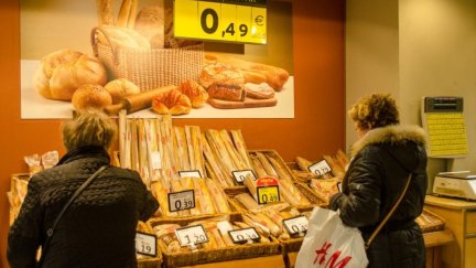 Dos mujeres realizan la compra en un supermercado. / EUROPA PRESS
