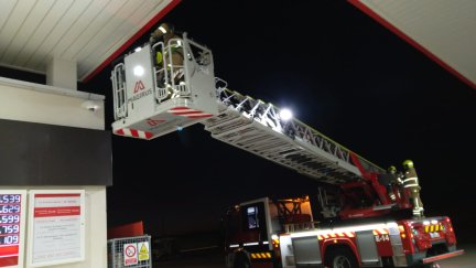 Varios bomberos reparan el techo de una gasolinera de Villanueva de Gállego. / Foto: Ayto. Zaragoza