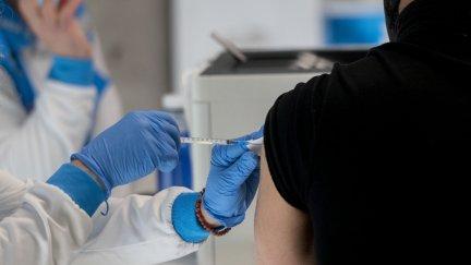 Una sanitaria, vacunando a una persona contra la COVID-19. / Foto: EP