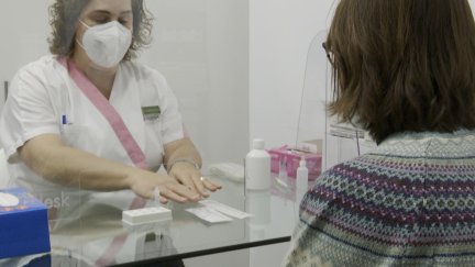 Venta de autotest de antígenos en una farmacia.